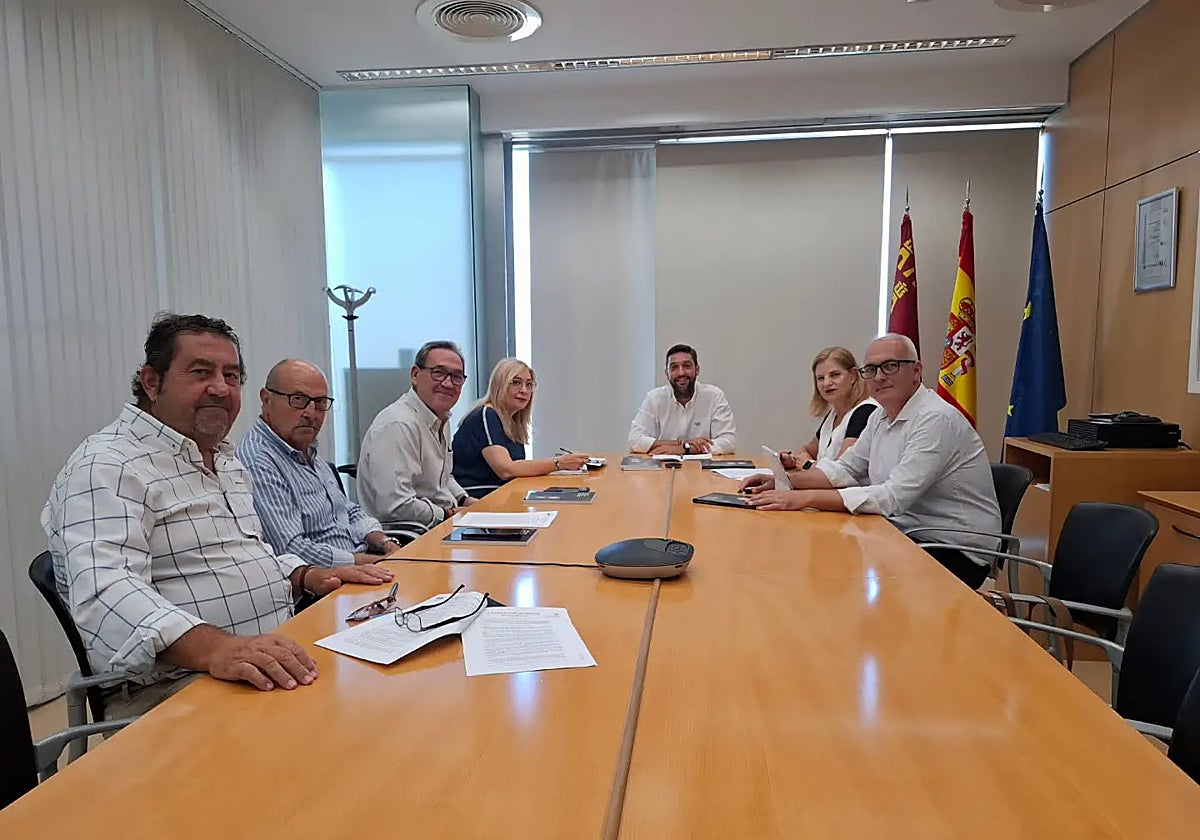 Autoridades y cofrades, durante su reunión en el Instituto de Turismo de la Región de Murcia.