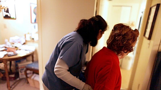 Trabajadoras de Ayuda a Domicilio: «Cuando llegamos a los 55 estamos hechas una porquería»