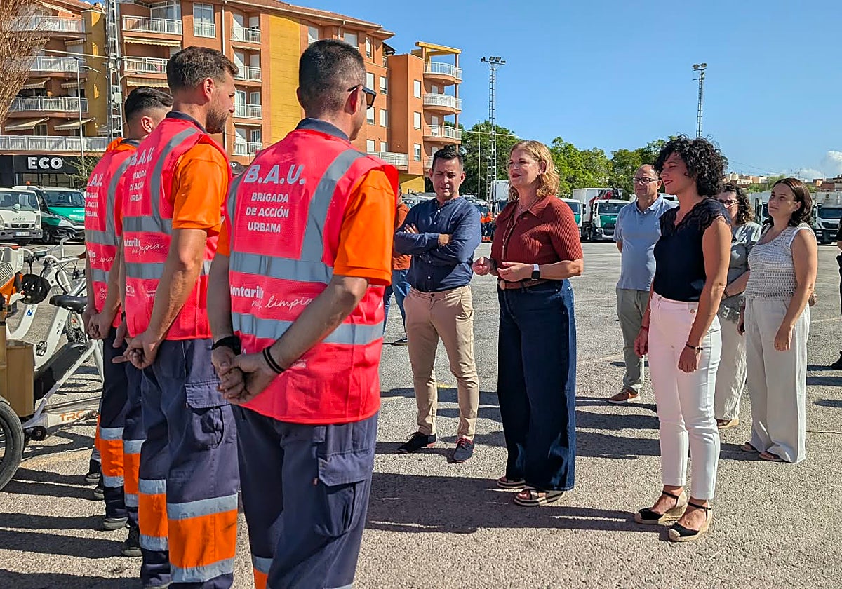 La alcaldesa de Alcantarilla, Paqui Terol, saludando a los operarios de la nueva Brigada de Acción Urbana.