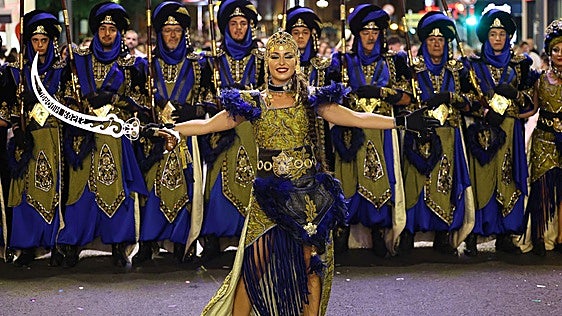 Moros y cristianos se entregan al público en Murcia en un desfile de espectáculo y regalos