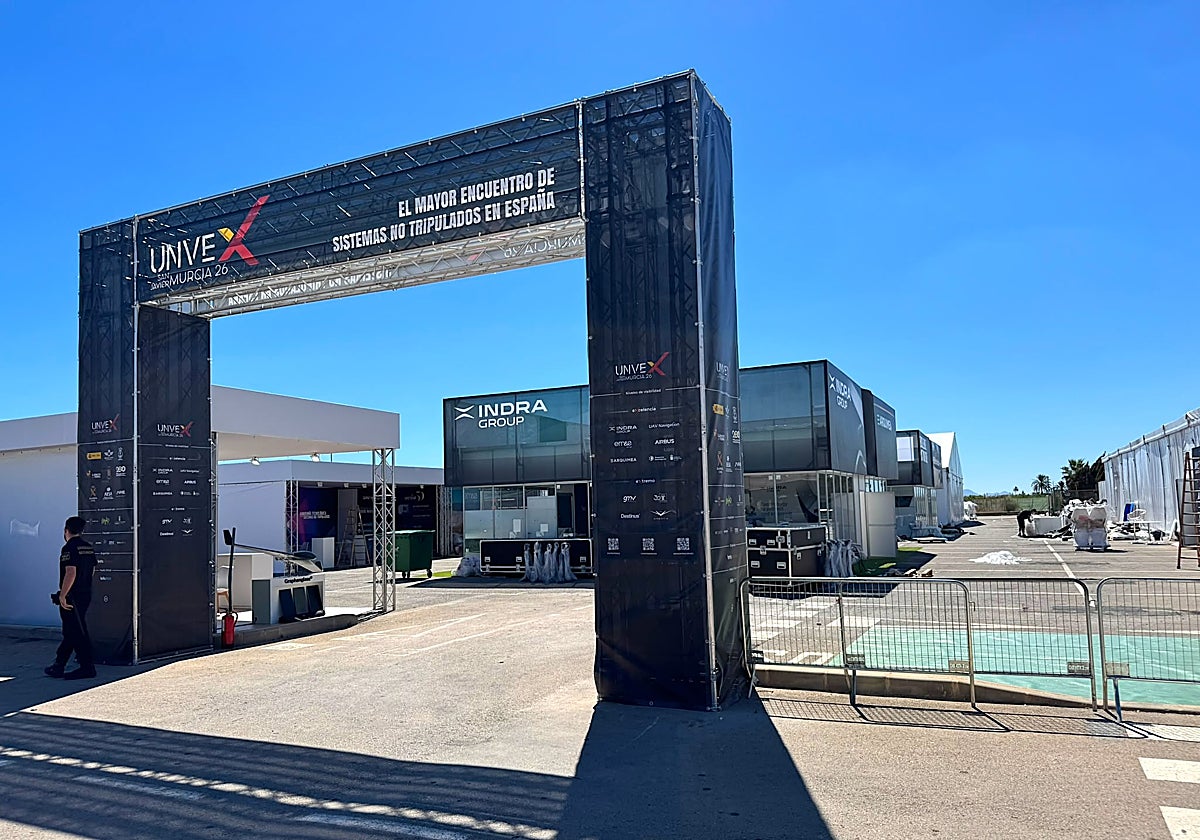 Arco de entrada que recibirá a los profesionales en el antiguo aeropuerto civil de San Javier.