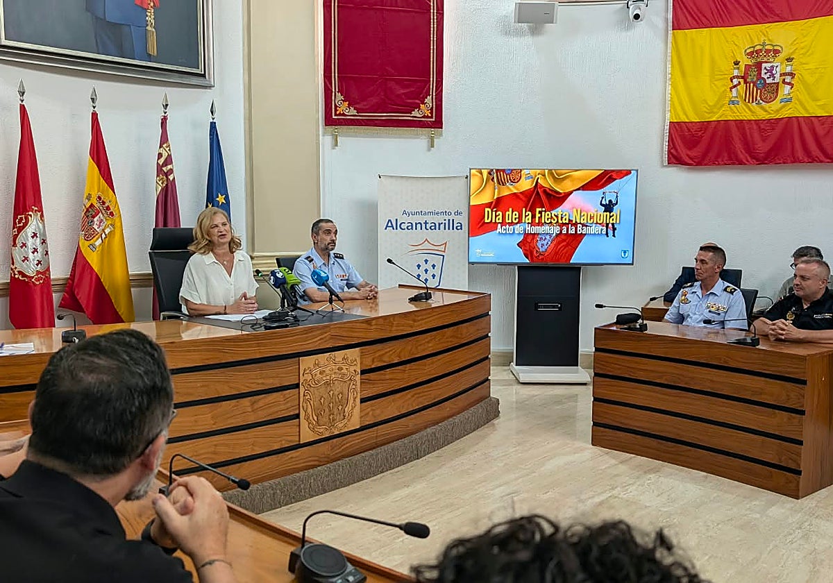 La alcaldesa de Alcantarilla, Paqui Terol, acompañada del coronel José Ignacio Sánchez-Heredero, durante el acto de presentación.