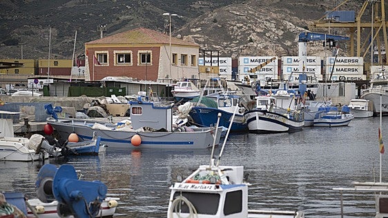 El precio del gasoil deja en tierra a los primeros barcos pesqueros en la Región de Murcia: «Estamos cambiando pescado por combustible»