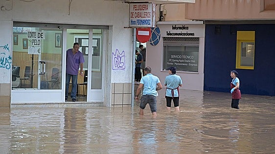 Una tromba de agua pone en alerta roja a Cartagena, descarga más de 60 litros de lluvia en una hora y anega calles