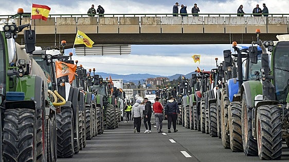 La escalada del gasóleo pilla al campo regional en plena faena: «O se sientan a negociar o salimos a la calle»