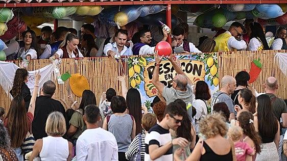 Molina de Segura llena sus calles con el desfile de carrozas más esperado de las fiestas