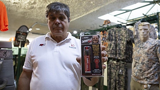 La venta de los esprays de pimienta se dispara en las armerías de la Región de Murcia: «Cuando es de noche y hay poca gente siempre lo llevo»