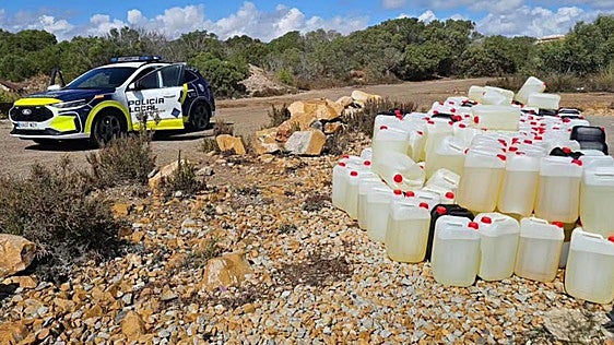 La Policía Local halla decenas de garrafas llenas de gasolina en Puerto Mayor, en La Manga