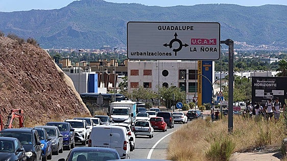 Las retenciones provocan esperas de hasta media hora en los accesos a Guadalupe y La Ñora