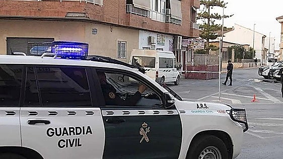 Dos atracadores encapuchados y armados asaltan un furgón de un salón de apuestas de Murcia