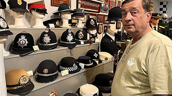 Un recorrido por las policías del mundo sin salir de la comisaría de Totana