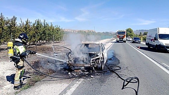 Arde un coche en la carretera RM-714, en Cieza