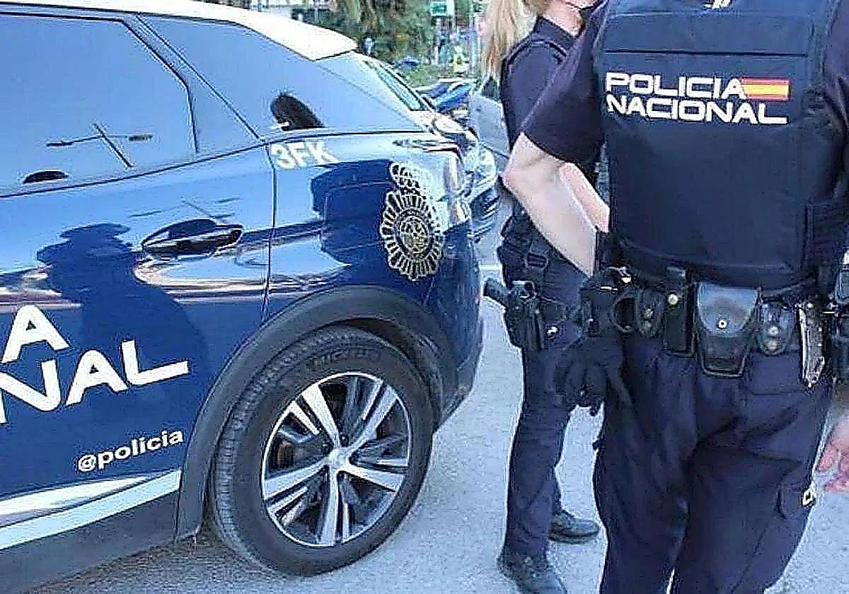 Imagen de archivo de dos agentes de la Policía Nacional.