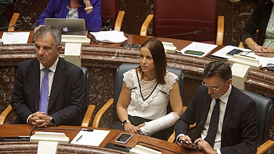 El presidente regional defiende la idoneidad de «la doctora Ayala» y la oposición insiste en su cese como consejera de Salud por las prótesis