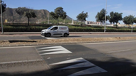 La avenida Sebastián Feringán de Cartagena estrena resaltos tras las quejas por carreras ilegales