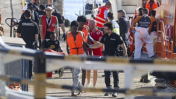 Dos muertos y un herido grave tras rescatar una patera a la deriva con 17 inmigrantes a bordo frente a Cabo de Palos