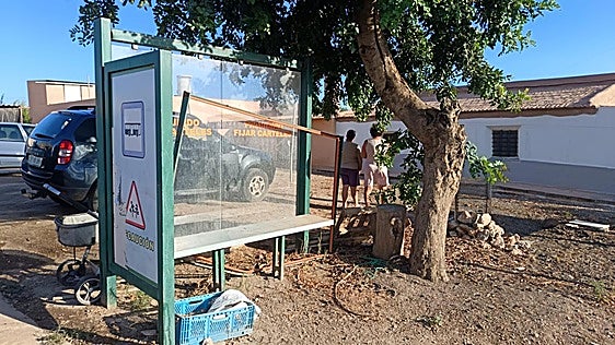 Vecinos de El Cantal-Marina de Cope se quejan de la escasez de servicios
