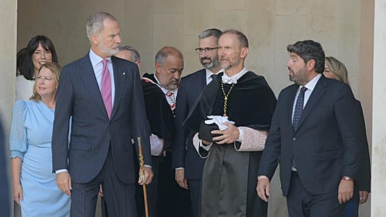 López Miras reafirma ante el Rey el compromiso de la Región de Murcia con la formación universitaria vinculada a la defensa y la tecnología