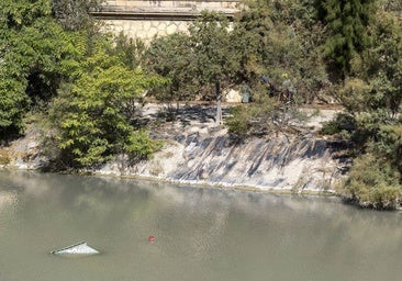 Los vecinos aseguran que el contenedor lleva en el río al menos desde el día 11.