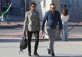 Ismael D. (derecha) llega a la Ciudad de la Justicia de Murcia acompañado de su abogado defensor, Manuel Martínez.