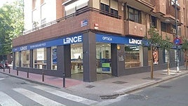 La fachada de la tienda ubicada en Puerta Nueva.