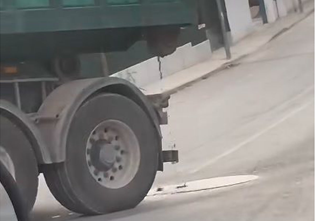 Captura del vídeo difundido por la Plataforma Stop Planta de Biogás Molina para denunciar los vertidos de un camión de la planta de biogás al suelo.