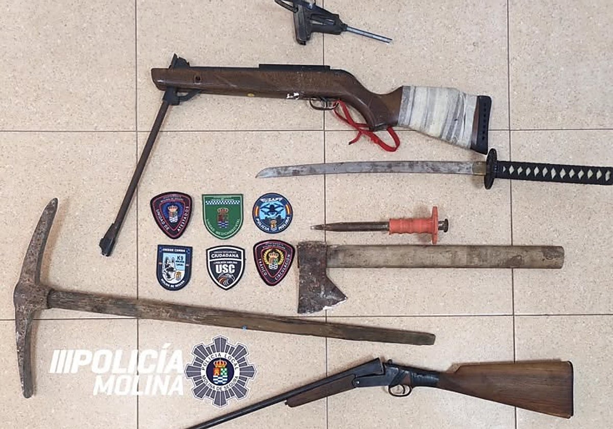 Armas intervenidas en un vehículo y en la vivienda de uno de los detenidos.