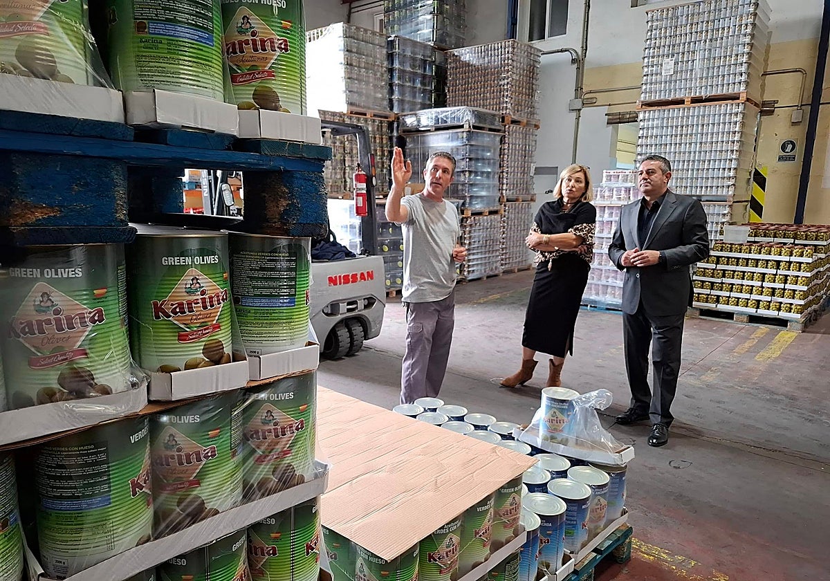 El exalcalde de Alcantarilla, Joaquín Buendía, visitando la fábrica de Aceitunas Karina en 2024.