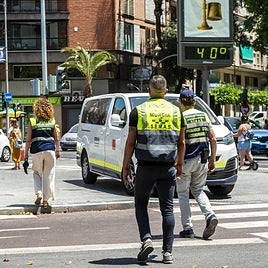 Trabajadores del SEMAS durante una de sus intervenciones en la calle por altas temperaturas.