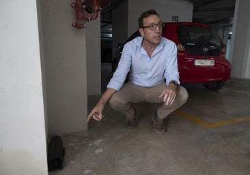 Javier Sevilla muestra una de las trampas colocadas en la entrada del garaje de la comunidad, en el barrio de San Antón.