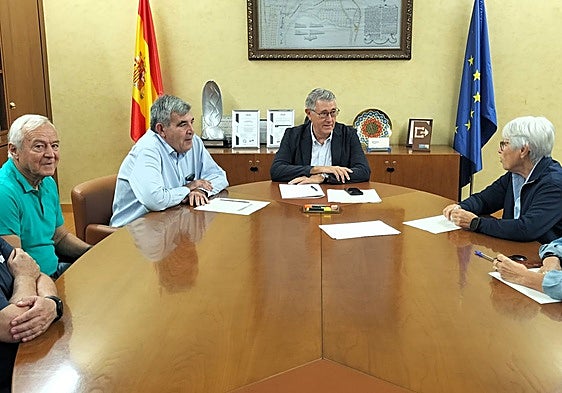 Mario Urrea (c), junto a representantes de la plataforma ciudadana Stop Inundaciones de El Mojón.