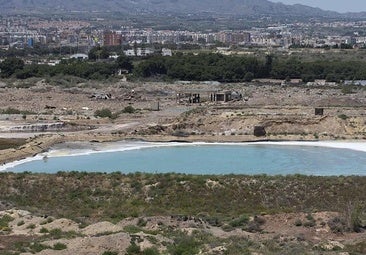 Terrenos de Zinsa, con una de las balsas en primer término.