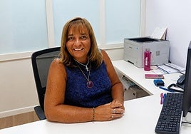 La médica integrativa Luisa Deheza en su consulta, donde atiende a sus pacientes vía 'online'.