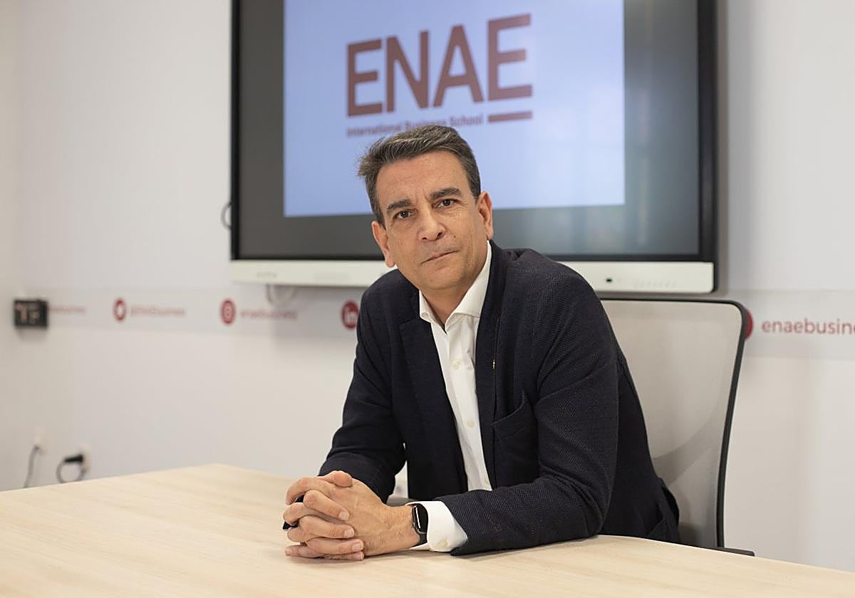 Miguel López González de León: "Una pequeña empresa también debe poder formar a sus equipos en IA" | La Verdad