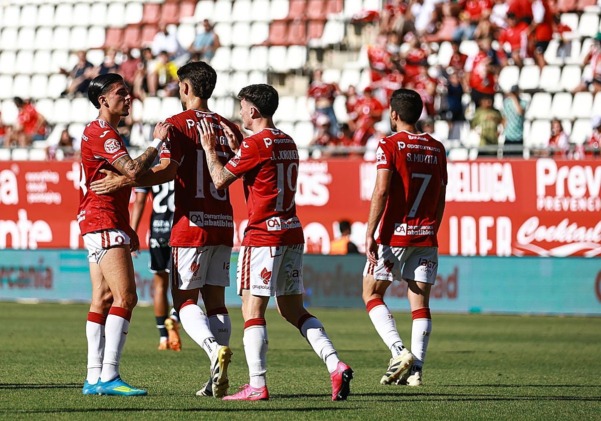 Los jugadores del Real Murcia celebran uno de los goles del último duelo liguero del 25-26.