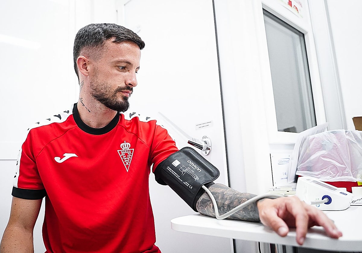 Javi Moreno, jugador del Real Murcia, pasa una de las pruebas médicas de pretemporada.