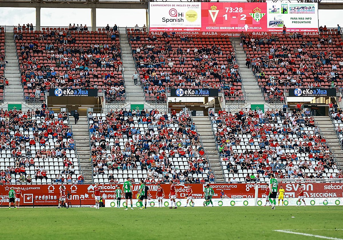 Imagen del fondo norte del Enrique Roca, durante la derrota por 1-2 ante el Betis Deportivo.