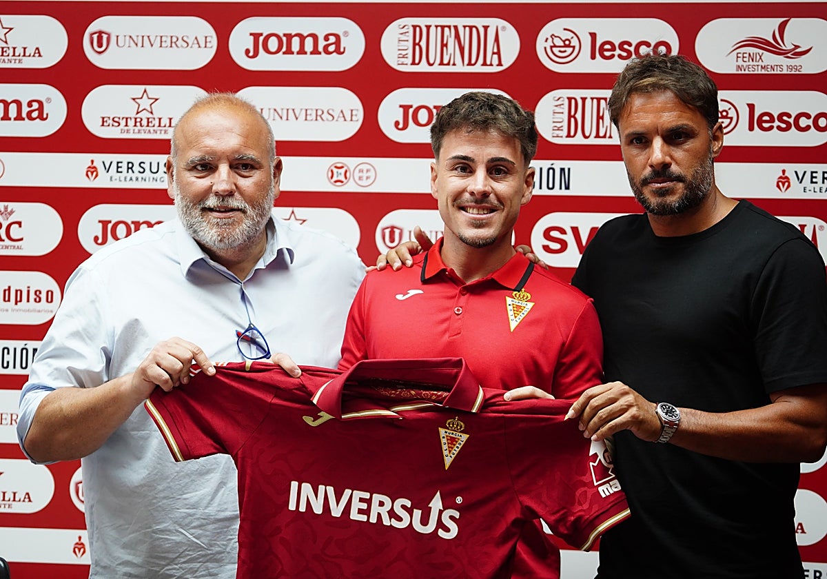 Sánchez Breis (i), Víctor Olmedo y Pedro León, durante la presentación del lateral del Real Murcia.
