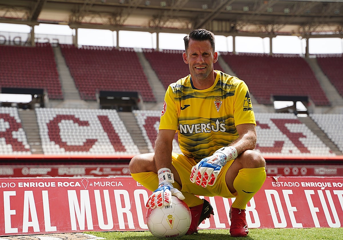 Dani Jiménez posa durante su presentación como nuevo jugador grana.