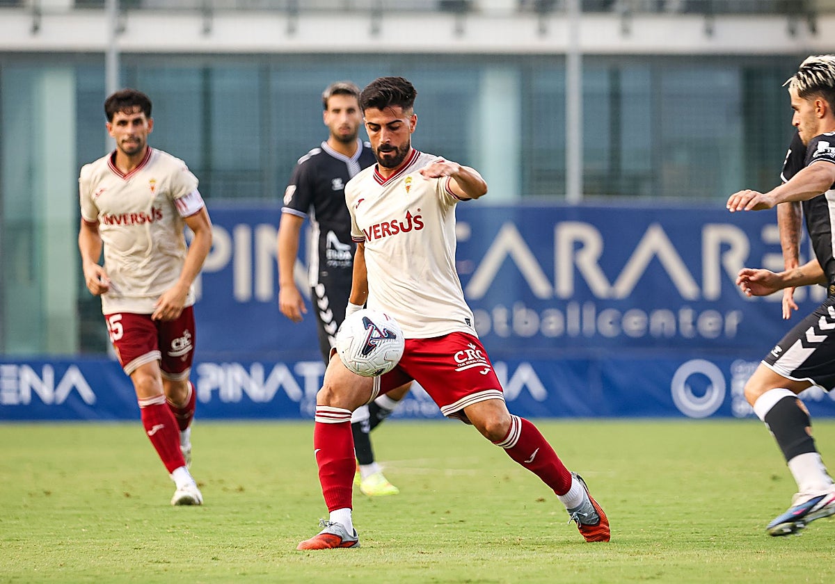 Chema Núñez, jugador del Real Murcia, controla un balón en el amistoso ante el Eldense.