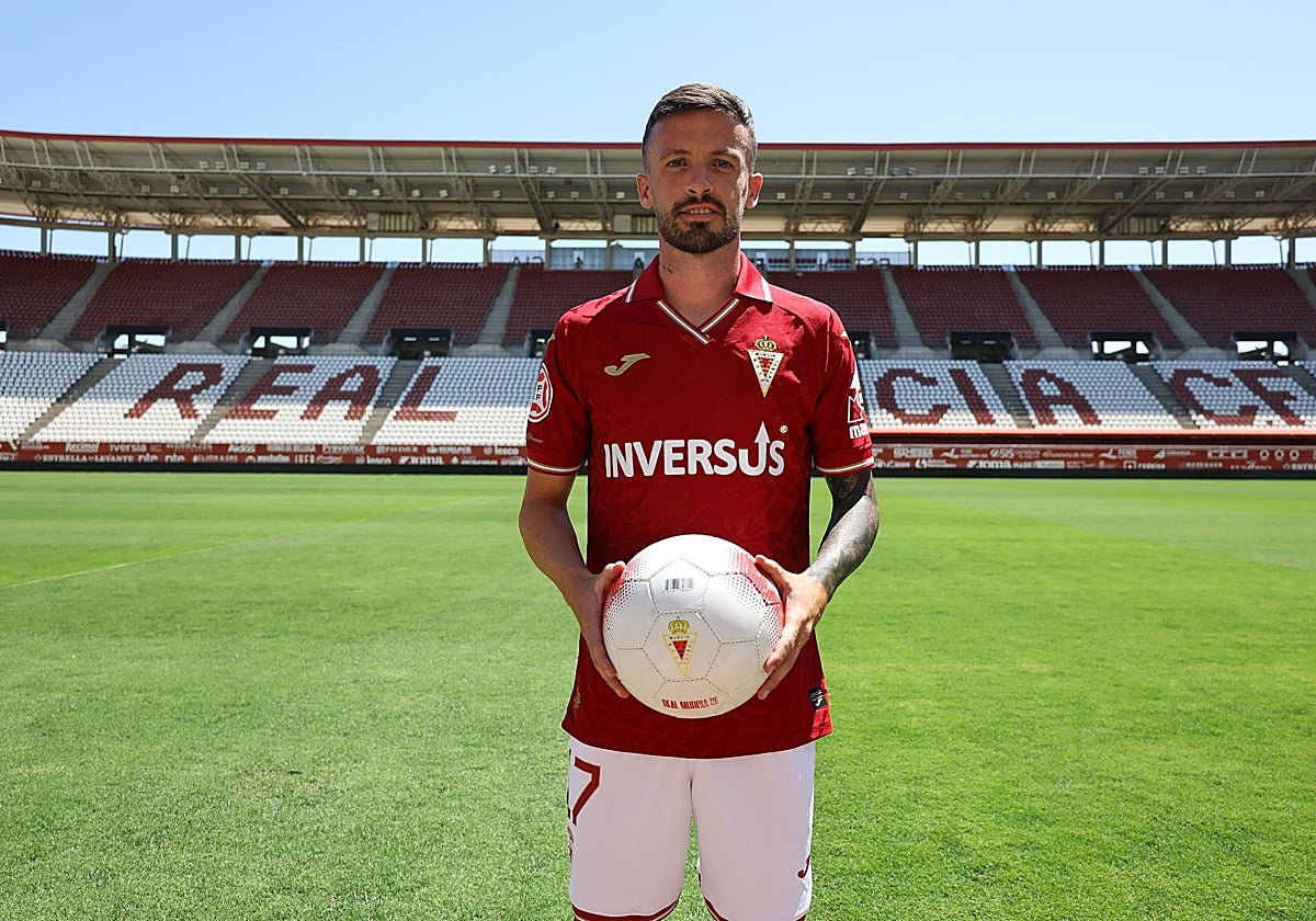 Javi Moreno posa en el estadio Enrique Roca como nuevo jugador del Real Murcia.