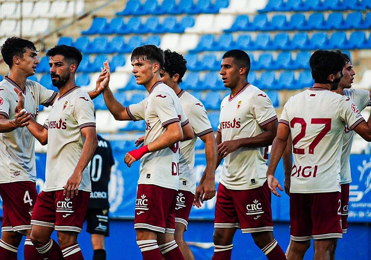 Los jugadores del Real Murcia celebran un gol ante el Cieza, este miércoles.