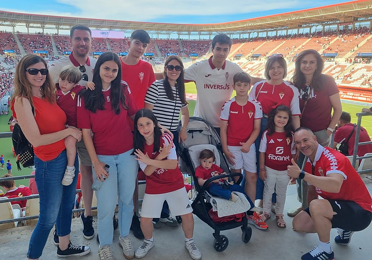 Parte de la familia Herrero en un partido del Real Murcia en la pasada temporada.