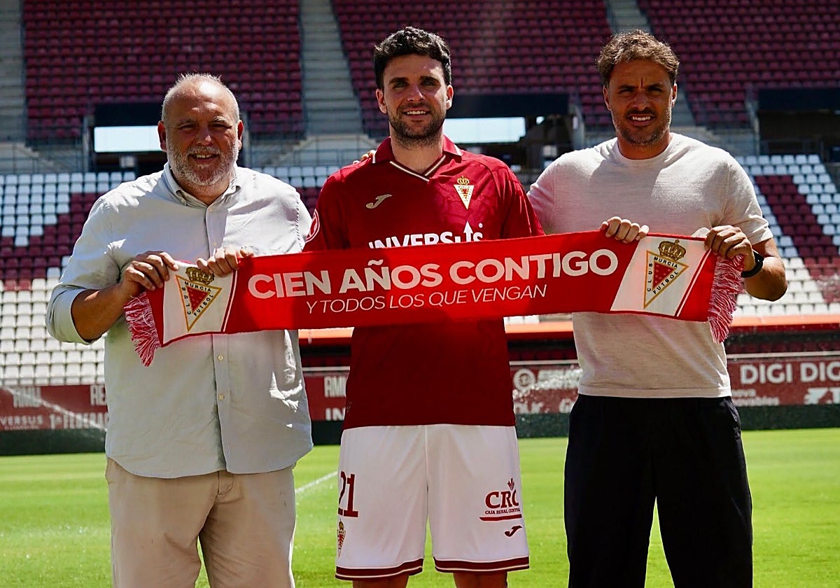 Álvaro Giménez, jugador del Real Murcia, posa con Sánchez Breis, director deportivo, y Pedro León, presidente.