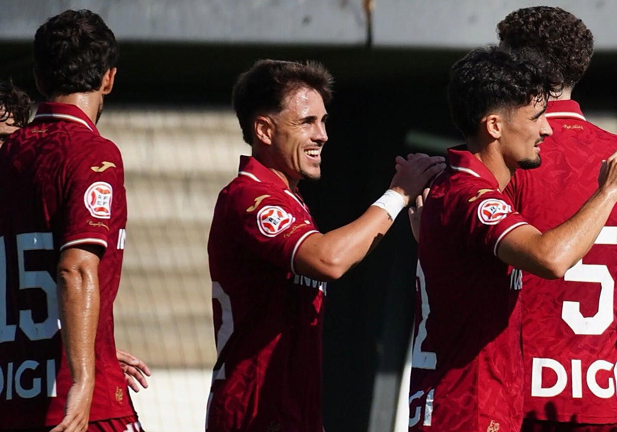 Víctor Olmedo, jugador del Real Murcia, celebra su gol con sus compañeros en el amistoso ante el Albacete.