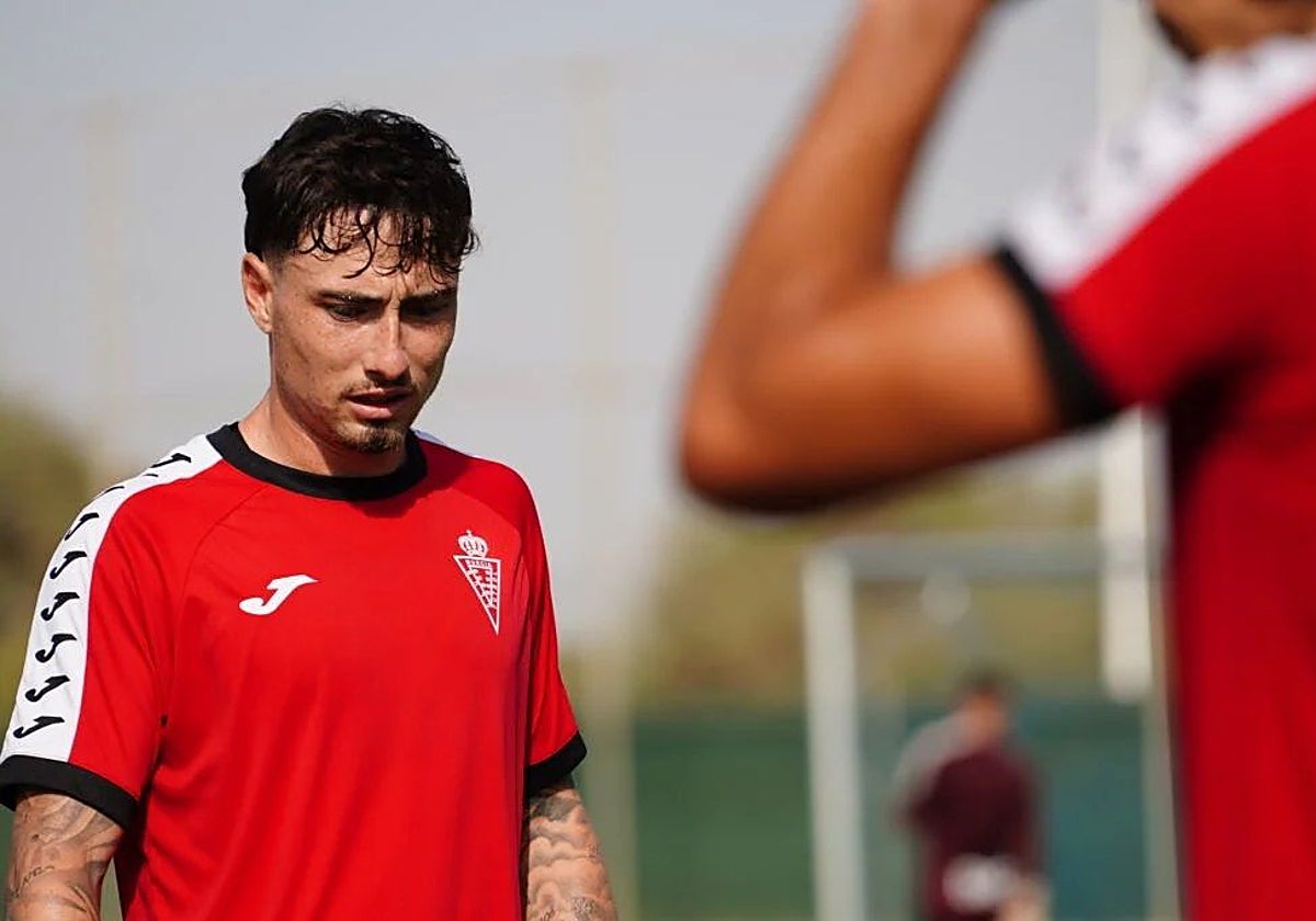 Joel Jorquera, asistente en el último partido del Real Murcia, en un entrenamiento.
