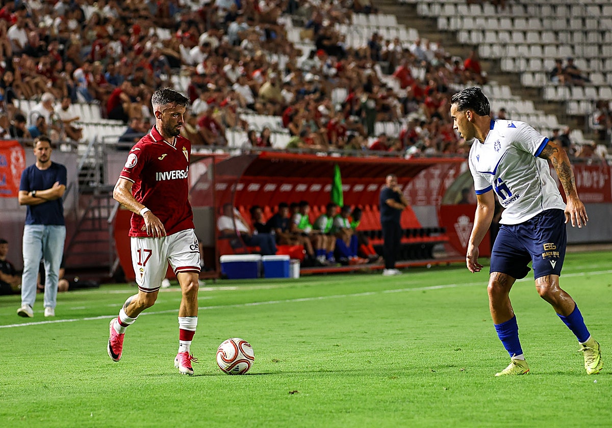 Javi Moreno encara a su par en el duelo de cuartos de final de Copa RFEF.