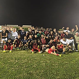 Los jugadores y aficionados del CD Cotillas celebrando este miércoles el pase a la final regional de la Copa Federación tras vencer al Olímpico de Totana por 0-1.