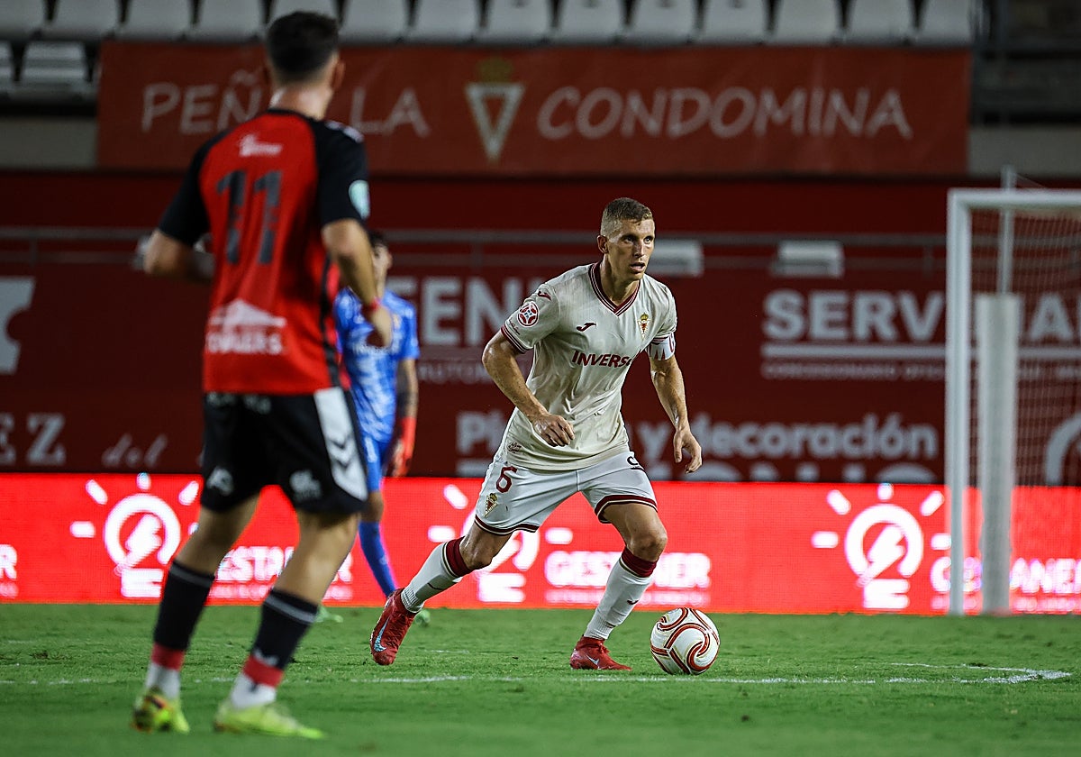 Alberto González conduce el balón en el duelo de la final autonómica de la Copa RFEF.
