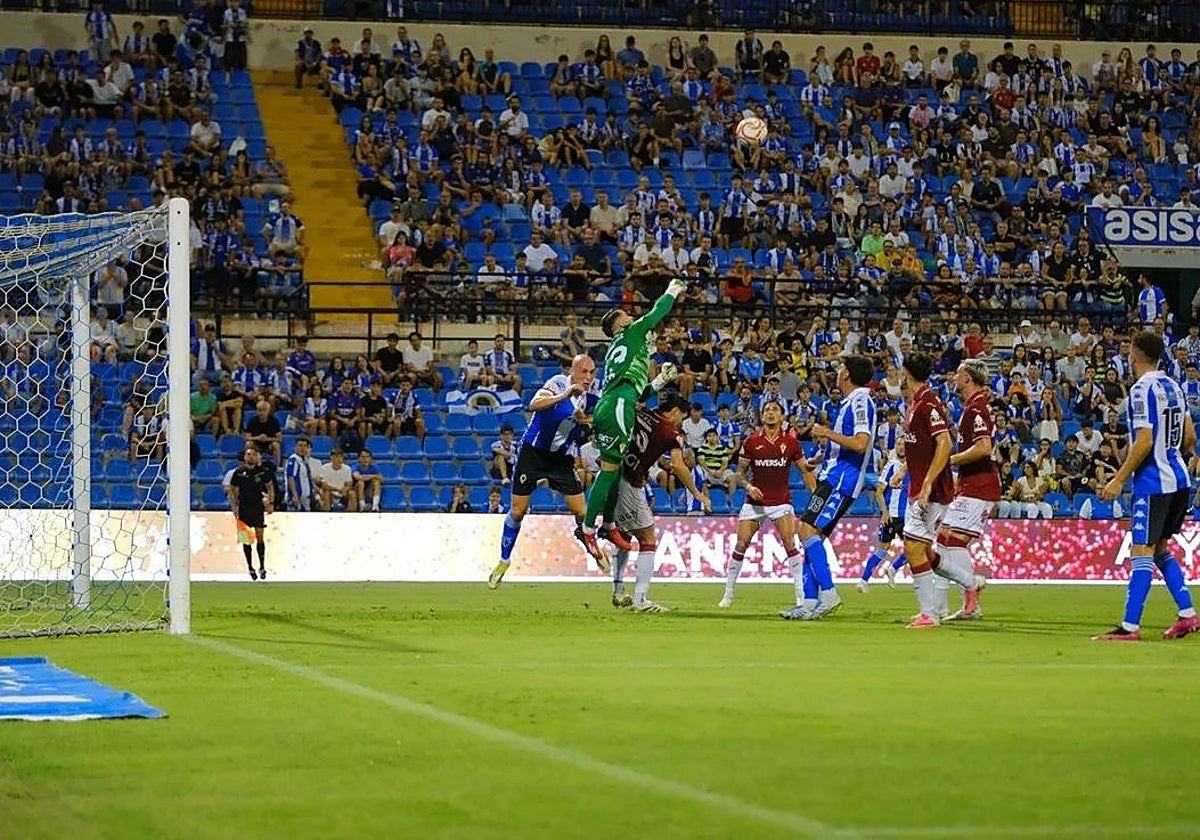 Dani Jiménez, portero del Real Murcia, despeja un balón aéreo en el partido ante el Hércules.